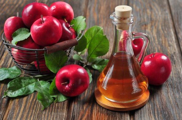 Le vinaigre de cidre de pomme aide à soulager les douleurs arthrosiques dans l'articulation du genou enflammée